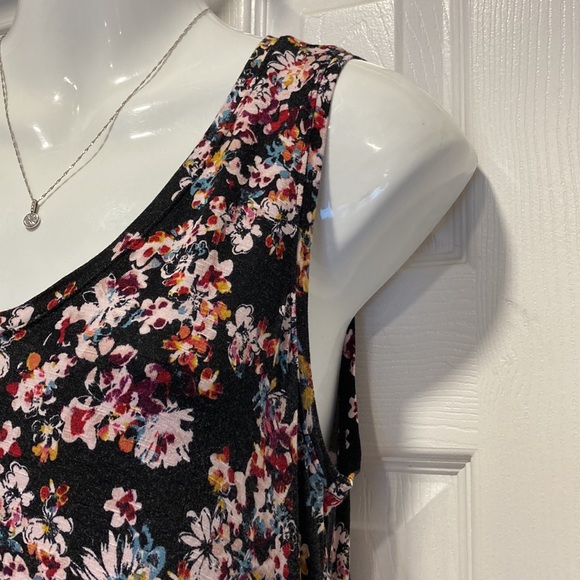 Maurices 24/7 - Sleeveless Black Floral V-Neck Curved Split Hem Tank Top - Sz S. - Picture 4 of 11